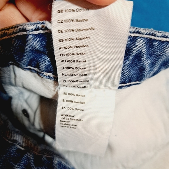 Weekday Row Medium Wash Cut Off Jean Shorts Size 32 - Picture 4 of 6